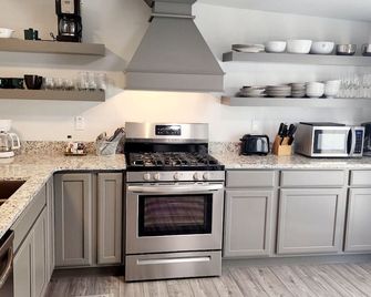 A Private, Stunning Home Walking Distance to Food, Drinks, & Parks - Whitewood - Cocina