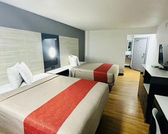 Evergreen Inn & Suites Portland - Portland - Bedroom
