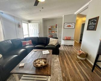\'Fall in Love\' Retreat less than 10 minutes from Lake Texoma and Choctaw Casino - Mead - Sala de estar