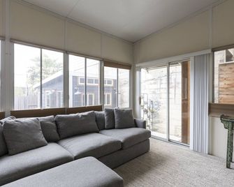 Mission All: Backyard, Bar Shed and full apartment! - San Francisco - Living room