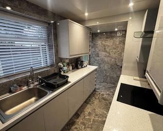 Housesleeps9-Fireplace-Garden-Bbq-Tv - Manchester - Küche