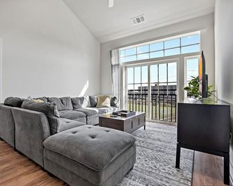 Time to Relax/Cozy Old Town Loft - Alexandria - Living room