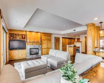 Suncadia Resort Condo With Seasonal Pool - Cle Elum - Living room