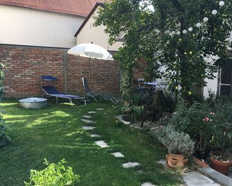 Neu! Studio Beim Kirchschuster - Schernfeld - Innenhof