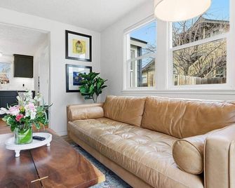 Cozy, stylish Bungalow in Downtown Prineville - Prineville - Huiskamer