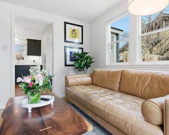 Cozy, stylish Bungalow in Downtown Prineville - Prineville - Huiskamer