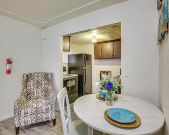 El Centro Retreat Near Local Parks and Golf Courses - El Centro - Dining room