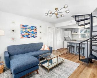 Remodeled and New - Walk to downtown Auburn - Auburn - Living room