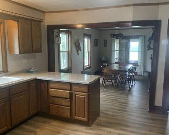 Quiet Country Farmhouse, located close to Wausau - Merrill - Кухня