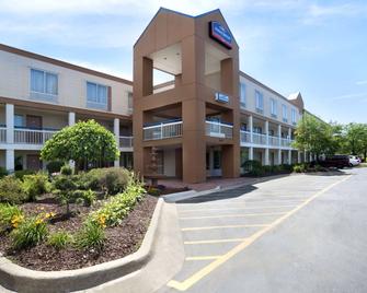 Howard Johnson by Wyndham Romulus Detroit Metro Airport - Romulus - Building