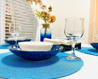 Langley Heights 2 Bedrooms Sweet Suite - Langley - Dining room