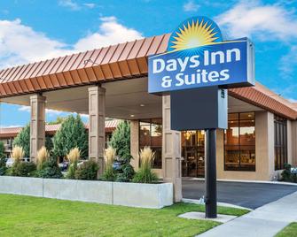 Days Inn & Suites by Wyndham Logan - Logan - Rakennus