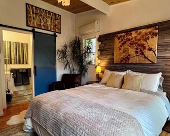 Arcata Forest Retreat Peaceful Redwood Suite 5 min to Downtown Arcata w Private Patio Fountain & Fire Pit - Arcata - Schlafzimmer