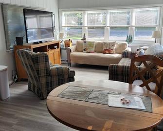 Seasonal Fully Furnished Mobile home - Port Austin - Living room