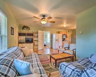 Lecanto House with Deck, Porch and Indoor Pool! - Lecanto - Sala de estar