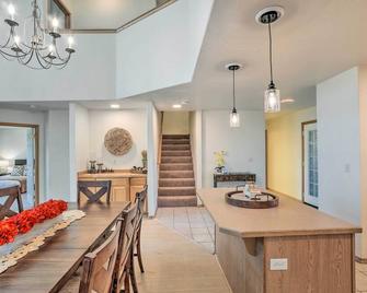Bright Klamath Falls Townhome with Resort Perks - Klamath Falls - Essbereich