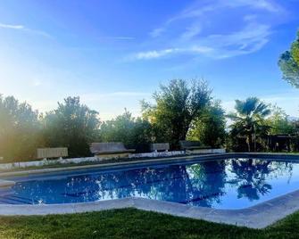 Chalet En Urbanizacion De Lujo En El Norte De Madrid En Parcela Compartida. - Algete - Piscina