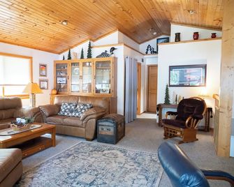 Peaceful 5-Bedroom Family Retreat - Main House & Cabin on Camp Lake - Brainerd - Wohnzimmer