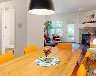 Dog-friendly, upscale condo with shared pool & hot tub - one mile from skiing - Government Camp - Comedor