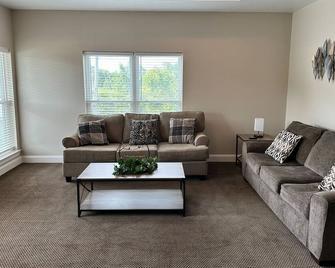 Charming 3br Home / Free Parking / Washer & Dryer - Moss Point - Living room