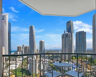 View Avenue By the Beach and Esplanade with Hot Tub - Surfers Paradise - Balkon