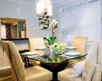 A Cherry on Top- 2 Suite Historic Home near Philadelphia. - Mount Holly - Comedor
