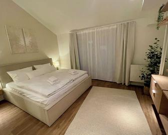 Munich penthouse with roof terrace, kitchen and parking space in the Moosach district - München - Makuuhuone