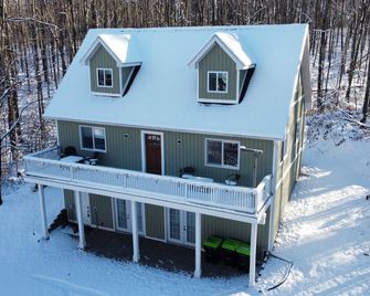 Cozy Ski Lodge Mins to Highlands & Nub's Sleeps 12 - Alanson - Building