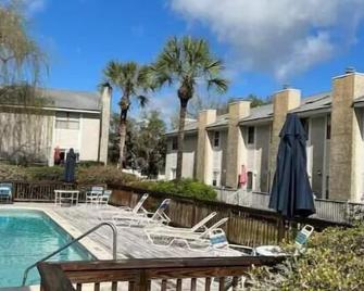 St Simons Island Condo with Deck and Outdoor Shower - Saint Simons - Pool