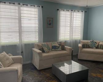 Peaceful, fully renovated home that is solar powered! - Rincon - Wohnzimmer