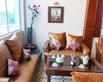 Eriline Resorts - Panna - Living room
