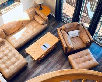 Experience Luxury and Valley Views in Entleback's Renovated Two-Bedroom Loft Condo - Jackson - Huiskamer