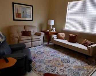 Relax with Sonoran Nature Preserve views plus bike trails & several golf courses - Marana - Living room