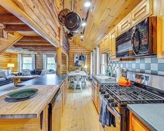 Picture-Perfect Vermont Mtn Cabin with Hot Tub! - Bridgewater - Kitchen