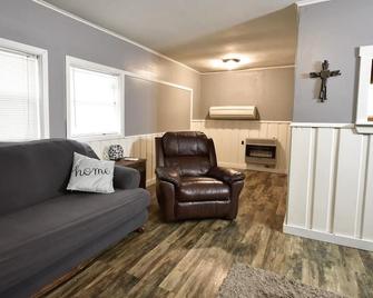 C&J Overnight Stay- Near Wolf Pen Gap - Mena - Living room