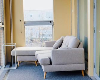 Stylish & Quiet Espoo Retreat with Sauna and Parking - Espoo - Pokój dzienny