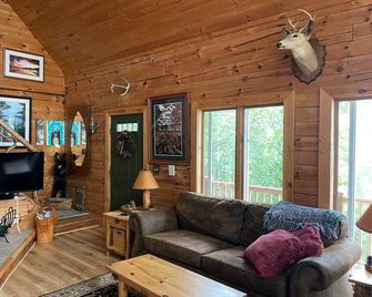 Northern Lake George Beautiful Log Home With Direct Water Front - Ticonderoga - Huiskamer