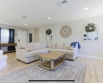 Heated Spa, Weekday Discounts, Cul-De-Sac! Newly Remodeled Farmhouse Home! - Newbury Park - Huiskamer