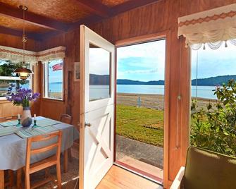 Charming Little Red Beach House - Hoodsport - Dining room