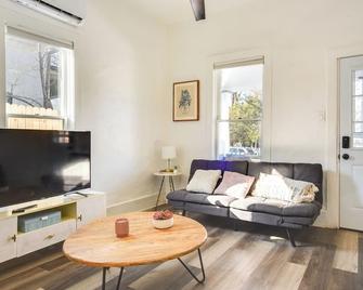 Near Unm & Abq Biopark: East Dtwn Studio - Alburquerque - Sala de estar