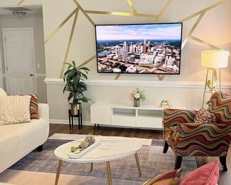 Queen City family-friendly entire house, Charlotte - Charlotte - Living room