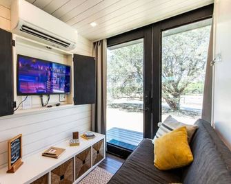 The Honeycomb-Tiny Container Home 12 Min - Bellmead - Huiskamer