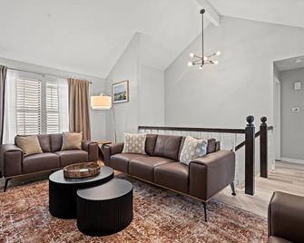 Charming Westwood Escape – Sleeps 6, Walk to Park & Plaza! - קנזס סיטי - סלון