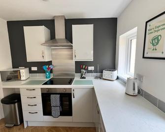 Neat Retreat-Cilfynyd-Pontypridd - Pontypridd - Kitchen