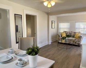 Downtown One- Bedroom Apartment - Bradenton - Dining room