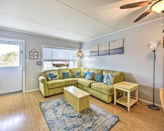 Bright Condo Half-Block to Cape May Beach! - Cape May - Living room