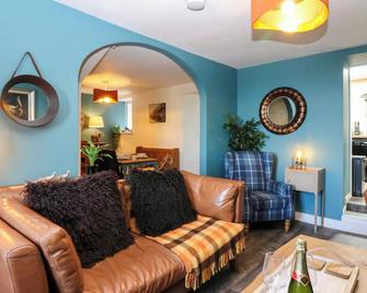 West Pier Cottage, Family Friendly, With Open Fire In Macduff - Macduff - Living room
