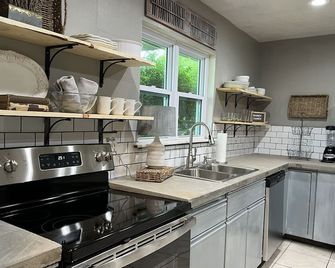 Sleeps 6 in prime location - Norman - Kitchen