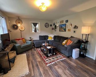 New - Charming Home in historic downtown Franklin! - Franklin - Living room