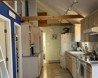Why rent a Hotel when you can have a whole House!! - Biddeford - Kitchen